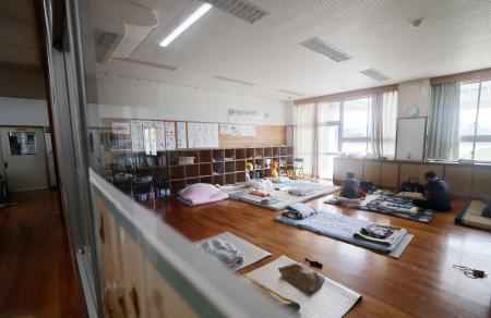 　熊本県氷川町の小学校に開設された避難所＝３日