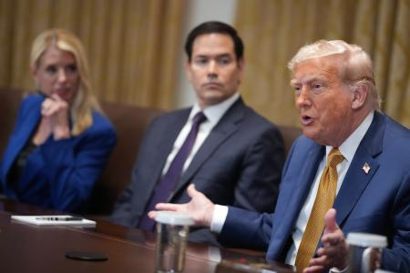 　８日、ホワイトハウスで記者団に話すトランプ米大統領（右）（ゲッティ＝共同）