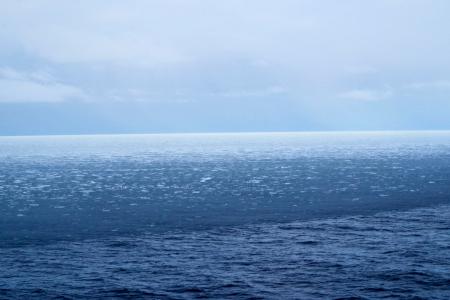 　北海道紋別市の紋別港から北北東約９０キロのオホーツク海上で観測された流氷＝１９日午前（紋別海上保安部提供）