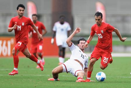 　サッカー男子のＵＡＥ戦で攻め込むイラン選手（右）＝１６日、ウェーブスタジアム刈谷