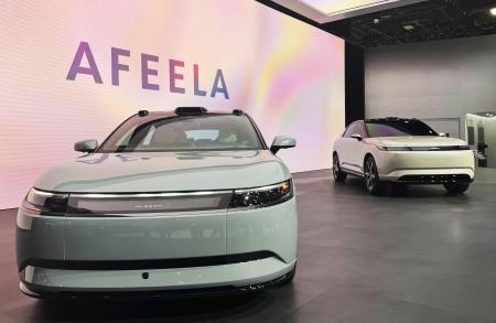 　ソニー・ホンダモビリティが公開した「ＡＦＥＥＬＡ１」（左）と、新コンセプト車＝１月、米ラスベガス（共同）