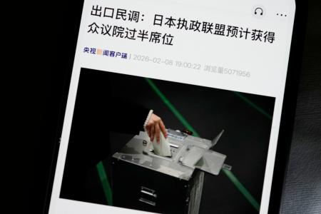 　衆院選で自民党と日本維新の会の与党が過半数の議席を獲得する見込みだと速報する中国国営中央テレビ電子版＝８日、北京（共同）