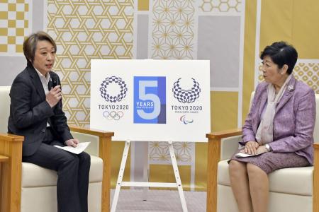 　東京都の小池百合子知事（右）と面会するＪＯＣの橋本聖子会長＝２０日午前、東京都庁