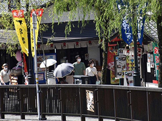 温泉街の街歩きを楽しむ観光客ら＝下呂市湯之島