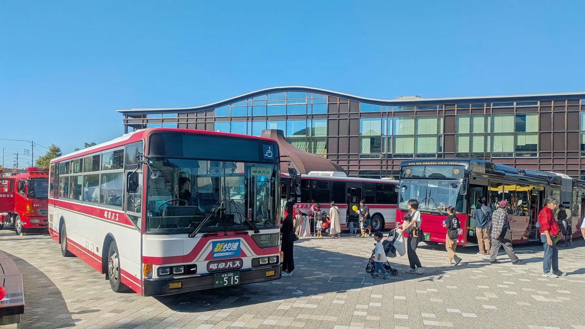 バスなどの乗り物が並ぶ会場＝岐阜市司町、みんなの森ぎふメディアコスモス