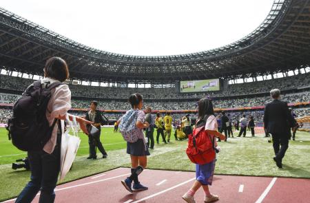 　試合前にピッチを見学する参加者＝１日午前、東京・国立競技場