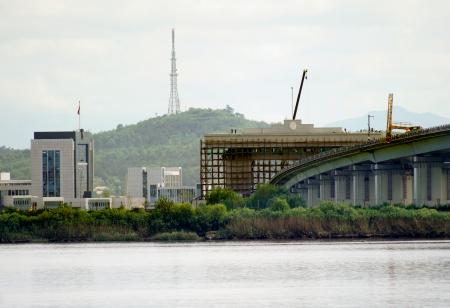 　中国遼寧省丹東から撮影した、鴨緑江の北朝鮮側で建設が進む税関（左）とゲートのような大型構造物＝２５日（共同）