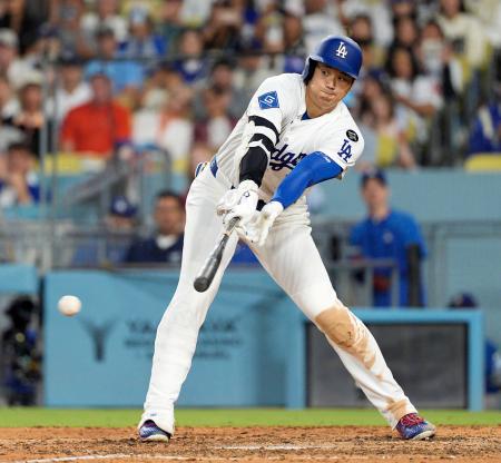 　アストロズ戦の７回、二ゴロを放つドジャース・大谷＝ロサンゼルス（共同）