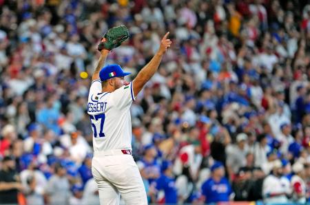 　プエルトリコに勝ち喜ぶ、最後を締めたイタリアのワイザート＝ヒューストン（共同）