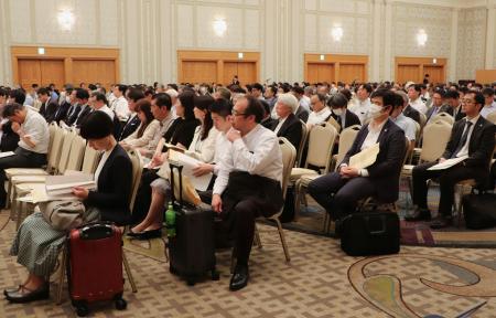 　名古屋市で開かれた日弁連の定期総会＝１３日午後