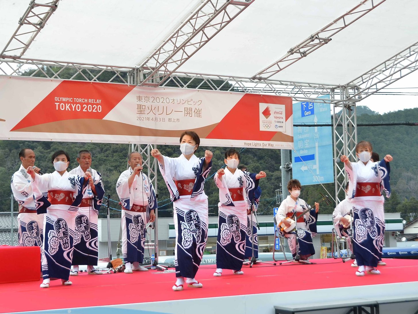 生のおやはしで「かわさき」「春駒」を踊る郡上おどり保存会の会員＝郡上市八幡町島谷、市総合文化センター