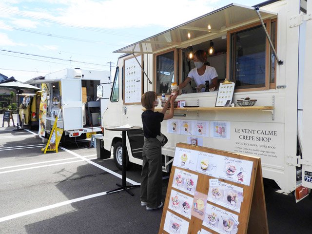 コインランドリーの駐車場に出店したキッチンカー＝安八町東結