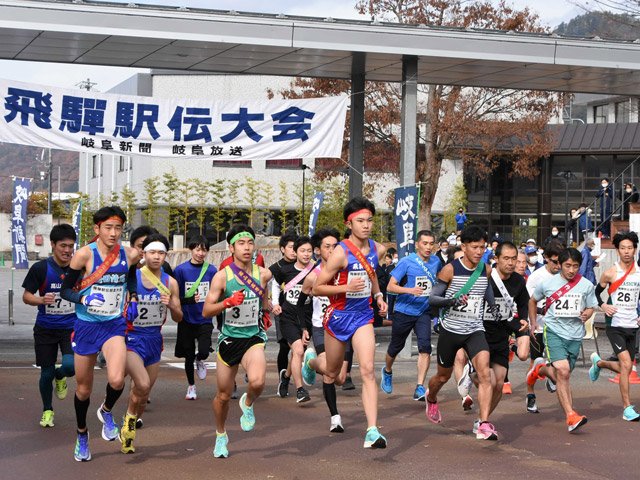 勢い良くスタートする選手＝２１日午前、飛騨市古川町若宮、ハートピア古川
