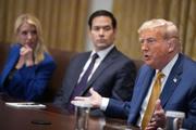 　８日、ホワイトハウスで記者団に話すトランプ米大統領（右）（ゲッティ＝共同）