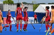 ３位決定戦・日本×中国＝先制点を決め、喜ぶ松波（１６）や佐々木（１５）ら＝川崎重工スタジアム