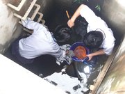 子ガモを助け出す県警高速隊員と中日本高速道路の職員＝羽島市江吉良町、同社羽島保全・サービスセンター