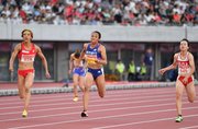 女子１００メートル決勝で力走する井戸アビゲイル風果（中央）＝１３日午後６時２５分、名古屋市瑞穂区、パロマ瑞穂スタジアム