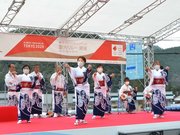 生のおやはしで「かわさき」「春駒」を踊る郡上おどり保存会の会員＝郡上市八幡町島谷、市総合文化センター