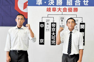 準決勝に向けて意気込む中京の井之脇主将（左）と帝京大可児の萩原主将