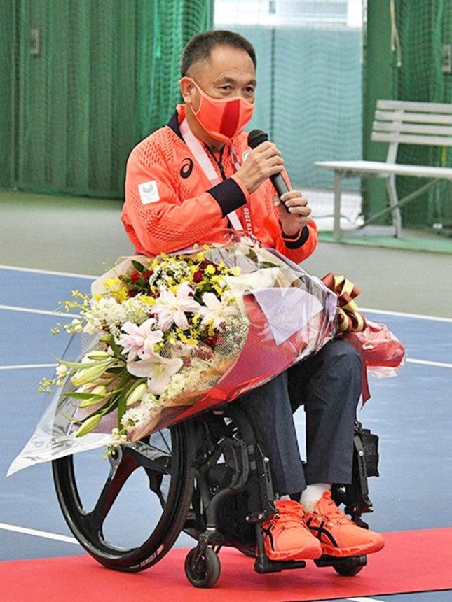 祝勝セレモニーであいさつする諸石光照選手＝岐阜市長良福光、長良川テニスプラザ