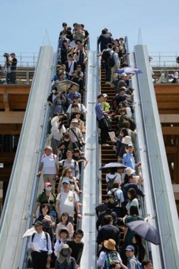 　大屋根リングと地上を結ぶエスカレーター＝５日、大阪市此花区の夢洲