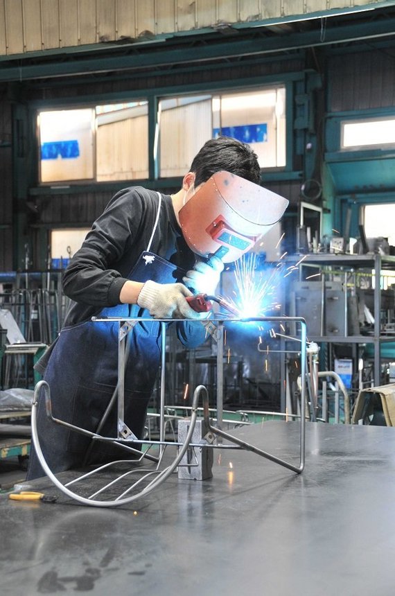 パーツを溶接し、組み立てていく。職人が一つ一つ手作業で仕上げている＝関市旭ヶ丘
