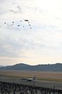 Ｃ１輸送機を先頭にした三角形のデルタ隊形で飛行する異機種大編隊＝１３日午前８時４２分、各務原市、航空自衛隊岐阜基地