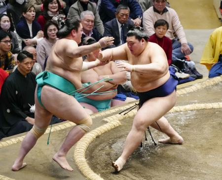 　大の里（右）が押し出しで一山本を下す＝両国国技館