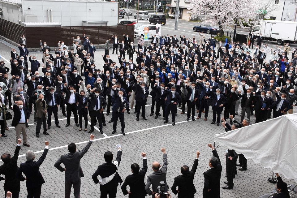 県議選に出馬した候補の出陣式でガンバロー三唱で気勢を上げる支持者ら＝３１日午前９時３０分、岐阜県大垣市内（画像の一部を加工しています）