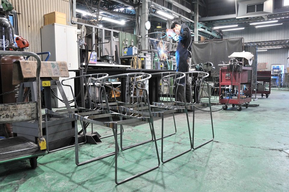パーツを溶接し、組み立てた家具の骨組み=関市旭ヶ丘