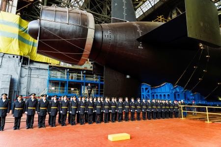 　１日、ロシア北部セベロドビンスクで行われた原子力潜水艦「ハバロフスク」の進水式（画像の一部が加工されています、ロシア国防省提供・タス＝共同）