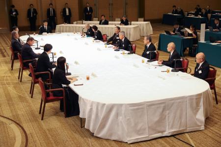 　石破首相（左列中央）と面会する被爆者団体の代表ら＝６日午前、広島市中区