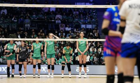 　ＳＡＧＡ久光に敗れた大阪Ｍの選手たち＝横浜ＢＵＮＴＡＩ