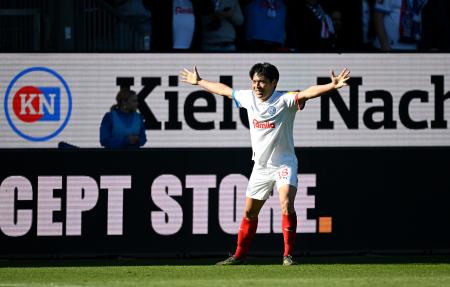 　ボルシアＭＧ戦の後半追加タイムに決勝ゴールを決め、喜ぶキールの町野修斗＝２６日、キール（ゲッティ＝共同）