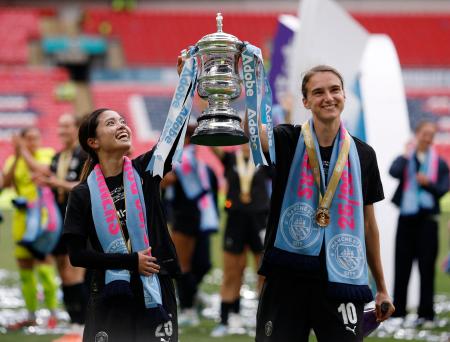 　女子ＦＡ杯で優勝し、トロフィーを掲げて喜ぶ長谷川唯（左）＝５月３１日、ロンドン（アクションイメージズ・ロイター＝共同）