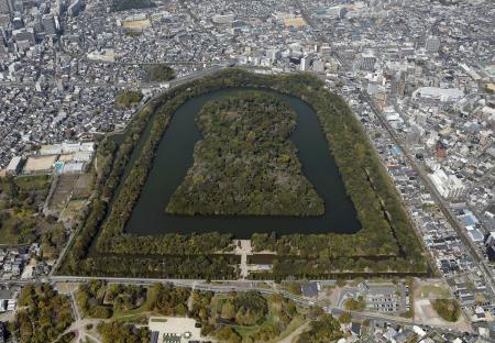 　堺市の仁徳天皇陵（大山古墳）＝４月