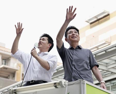 　街頭演説で支持を訴える日本維新の会の吉村洋文代表（左）と前原誠司共同代表＝７月６日、京都市