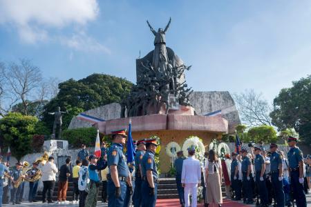 　ピープルパワー革命の記念碑前で開かれたフィリピン政府の式典＝２５日、マニラ（共同）