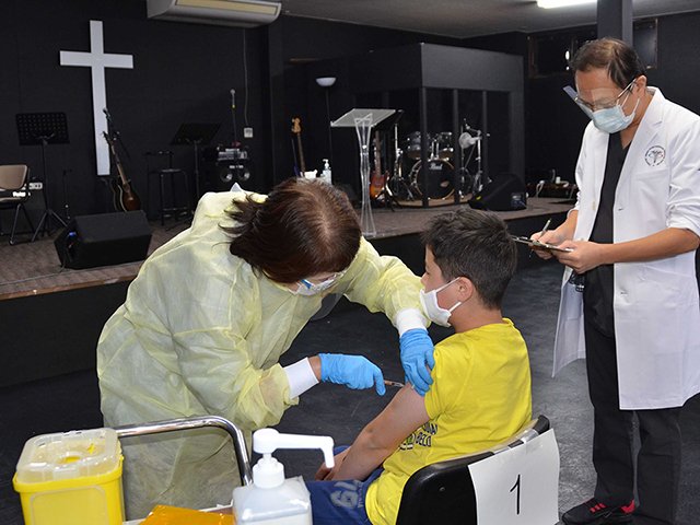 教会で新型コロナウイルスのワクチン接種を受けるブラジル人の子ども＝美濃加茂市深田町