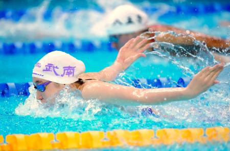 　女子２００メートル個人メドレー決勝　２分１３秒３５で優勝した武南・高山紫妃のバタフライ＝インフロニア草津アクアティクスセンター