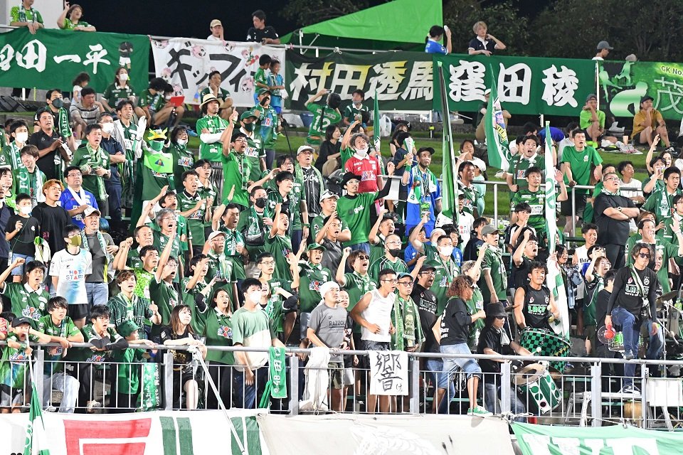 選手を後押ししようと、大声でチャントを歌うＦＣ岐阜のサポーター＝長良川競技場