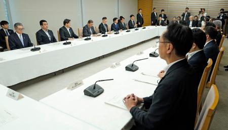 　首相官邸で開かれた、外国人材の受け入れに関する関係閣僚会議＝６日午前