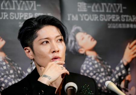 　記者会見するギタリストのＭＩＹＡＶＩさん＝２７日、北京（共同）