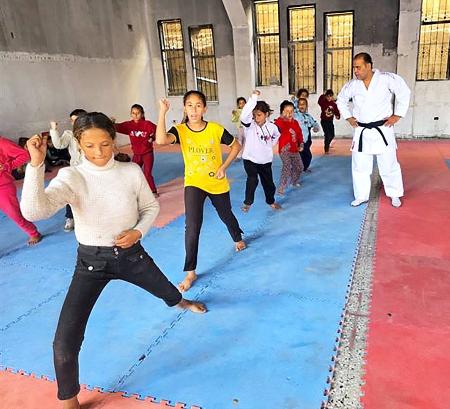 　空手教室で練習するハヤトさん（左端）＝２０２５年１２月、ガザ市（共同）