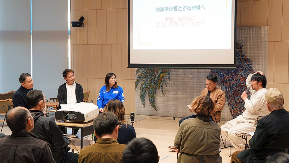 炭についての座談会に参加した（左から）筆者、畑真樹さん、藤元優恵さん、佐野元治さん、第２６代藤原兼房さん＝関市