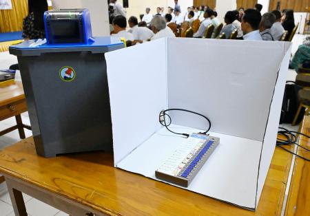 　４日、ミャンマー・ヤンゴンで軍事政権下の選挙管理委員会が公開した電子投票機（共同）