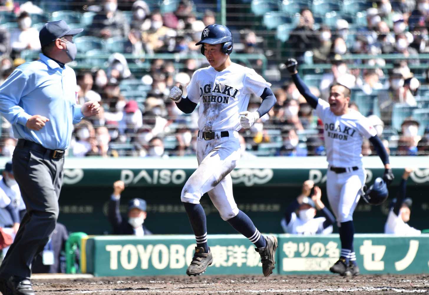 星稜×大垣日大＝９回表大垣日大２死一塁、長沢の適時二塁打で一走髙橋が本塁に生還する＝阪神甲子園球場