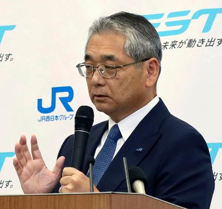 　記者会見するＪＲ西日本の倉坂昇治社長＝２７日午後、大阪市