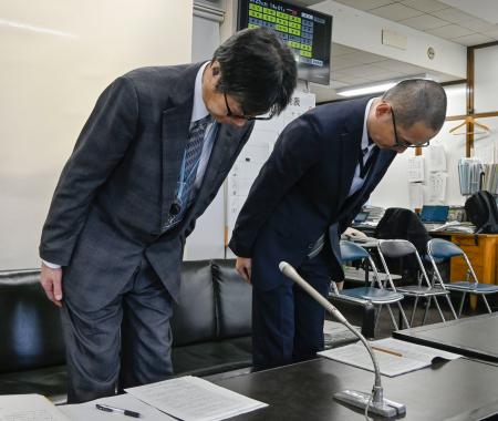 　鳥取県立総合療育センターでの入所者死亡事故について謝罪する県の担当者＝２３日午後、県庁