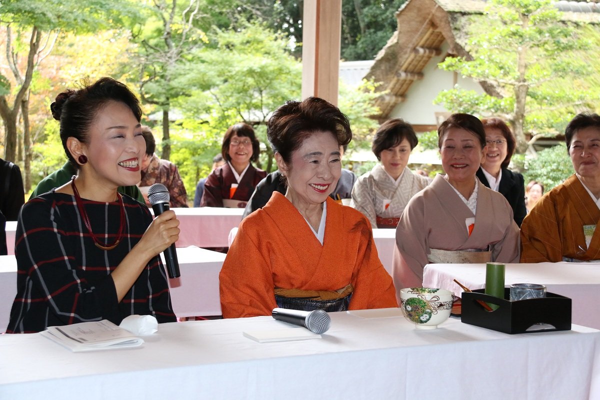 ２０１６年１０月、来場者と茶会を楽しむ中村玉緒さん（中央）＝美濃加茂市山之上町、日本昭和村